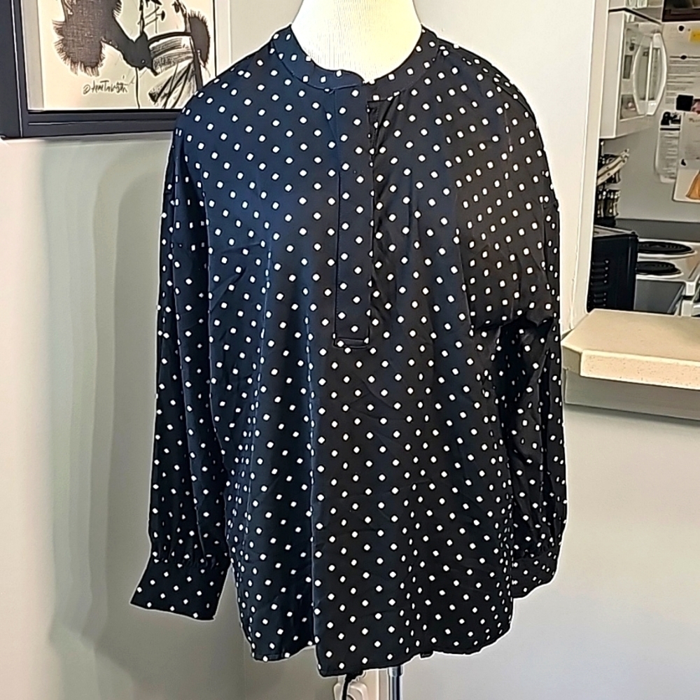Women's black blouse with white pattern.‎ Classic black 12-14 by Time And True.